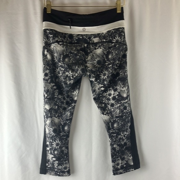 Lulu Lemon flowabunga floral cropped athletic leggings size 4 - Picture 5 of 9